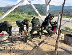 Kodim 0108/Agara Kencangkan Tali Sling Jembatan Gantung di Desa Kumbang Jaya, Aceh Tenggara