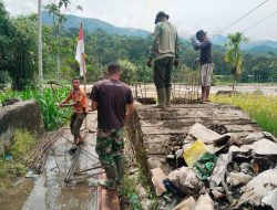 Personel TNI dan Warga Cor Pondasi Jembatan Gantung di Ds. Lawe Pinis, Aceh Tenggara