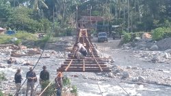 Kodim 0108/Agara dan Warga mulai Pasang Lantai Jembatan Gantung Perintis di Ds. Teger Miko, Aceh Tenggara
