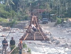 Kodim 0108/Agara dan Warga mulai Pasang Lantai Jembatan Gantung Perintis di Ds. Teger Miko, Aceh Tenggara