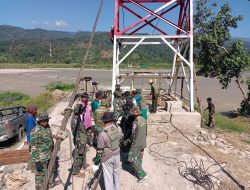 Kodim 0108/Agara Kencangkan Kabel Baja Utama Jembatan Gantung Perintis di Ds. Kumbang Jaya, Aceh Tenggara