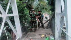 Kodim 0108/Agara Bersama Warga Bangun Tanggul Penahan Akses Jembatan Gantung Perintis, di Ds. Kumbang Jaya, Aceh Tenggara
