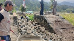 Kodim 0108/Agara Cor Pondasi Tali Sling Jembatan Gantung di Ds. Lawe Ger-Ger, Aceh Tenggara