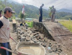 Kodim 0108/Agara Cor Pondasi Tali Sling Jembatan Gantung di Ds. Lawe Ger-Ger, Aceh Tenggara