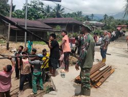 TNI dan Warga kencangkan Tali Sling Jembatan Gantung Perintis di Aceh Tenggara.