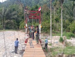 Kodim 0108/Agara, Kebut pembangunan Jembatan Gantung di Ds. Teger Miko Aceh Tenggara, kini Masuki Tahap Pemasangan Pagar.