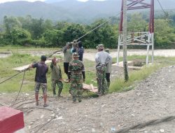 Kodim 0108/Agara dan Warga Gotong Royong Pasang Tali Seling Baja Jembatan Gantung Garuda di Ds. Kuta Ujung Aceh Tenggara