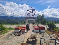 Gotong Royong TNI dan Warga Percepat Tahap Finishing Jembatan Gantung Perintis Garuda di Aceh Tenggara