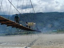 Kodim 0108/Agara dan Warga Pasang Papan Lantai serta Pagar Pengaman Jembatan Gantung di Ds. Kumbang Jaya, Aceh Tenggara