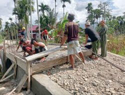 Percepat Pembangunan Jembatan Aramco, Kodim 0108/Agara dan Warga Lawe Kinge Aceh Tenggara Gotong Royong Laksanakan Pengecoran Pondasi