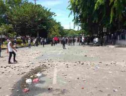 Masyarakat berhamburan. Saat mendengar letusan senjata api