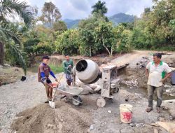 Gotong Royong Kodim 0108/Agara bersama Warga, Percepat Pengecoran Pondasi Jembatan Beton di Bunga Melur, Aceh Tenggara
