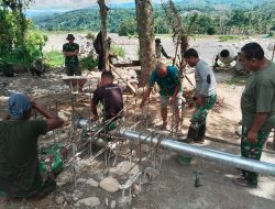 Kodim 0108/Agara dan Warga Gotong Royong, Cor Pondasi Jembatan Gantung di Desa Lawe Ger Ger, Aceh Tenggara