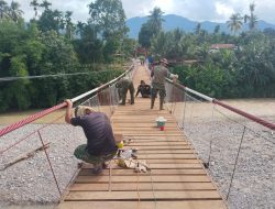 Kodim 0108/Aceh bersama Warga Cat Jembatan Gantung Perintis, di Desa Kati Maju, Aceh Tenggara