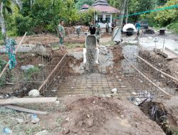 Kodim 0108/Agara dan Warga Lawe Ger Ger Aceh Tenggara Kompak Bergotong Royong Percepat Pembangunan Pondasi Jembatan Gantung