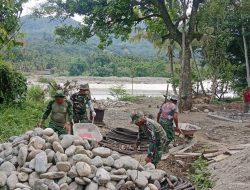Kodim 0108/Agara dan Yon TP 855/RD Bersama Warga Cor Pondasi Blok Angkur Jembatan Gantung di Ds. Lawe Ger Ger, Aceh Tenggara