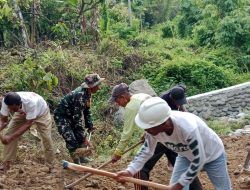 Kodim 0108/Agara Bersama Warga Gotong Royong Timbun Sisi Jembatan Beton di Desa Bunga Melut Aceh Tenggara