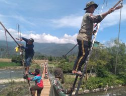 Kodim 0108/Agara Bersama Warga Pasang Pagar Pengaman Jembatan Beton di Ds. Bunga Melur Aceh Tenggara