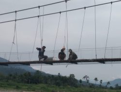 Gotong Royong Kodim 0108/Agara dan Warga Percepat Penyelesaian Jembatan Gantung Perintis di Kumbang Jaya, Aceh Tenggara