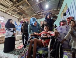 Ketua Staf Ahli TP PKK Aceh Serahkan Bantuan Kursi Roda dan Perlengkapan Sekolah kepada Sultan