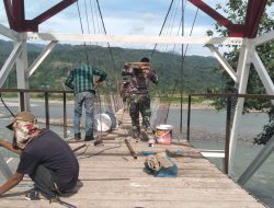 TNI dan Masyarakat terus Percepat Pembangunan Jembatan Gantung di Kumbang Jaya Aceh Tenggara