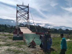 Kodim 0108/Agara dan Masyarakat Percepat Pemasangan Tali Seling Jembatan Gantung di Aceh Tenggara