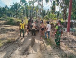 Kodim 0108/Agara dan Warga Gotong Royong Turunkan Material Pondasi Jembatan Gantung Perintis Garuda di Lawe Pinis, Aceh Tenggara