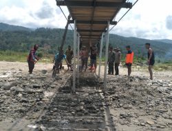 Kodim 0108/Agara dan Warga Gotong Royong Perkuat Jembatan Gantung Perintis di Desa Kumbang Jaya, Aceh Tenggara