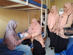 Jumat Berkah, Plt Ketua DWP Aceh Berbagi dengan Keluarga Pasien di Rumah Singgah RSUDZA