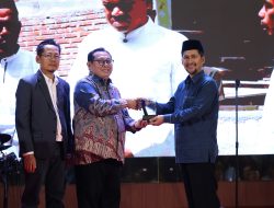 WAGUB ACEH TERIMA PENGHARGAAN TOKOH PENGUAT EKONOMI SYARIAH ACEH