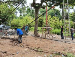 Prajurit Kodam IM Bersama Warga Perkuat Tali Sling Jembatan Gantung Perintis di Kec. Darul Hasanah, Aceh Tenggara