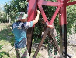 Kodim 0108/Agara dan Warga cat Tiang Pylon Jembatan Gantung Perintis, Desa Kumbang Jaya, Aceh Tenggara