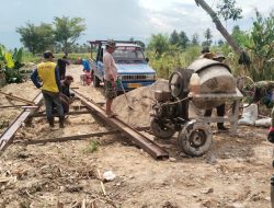 Kodim 0108/Agara dan Warga Gotong Royong Cor Pondasi Jembatan Gantung Perintis di Desa Buah Pala Aceh Tenggara