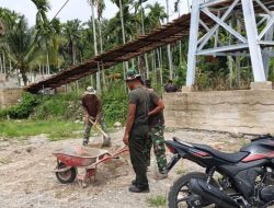 Kodim 0108/Agara Bersama Warga Pasang Tiang Penahan Lantai Jembatan Gantung di Desa Lawe Ger Ger, Aceh Tenggara