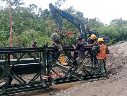 Meski Diguyur Hujan, Prajurit Kodam IM tetap rakit Jembatan Bailey Belang Panu Bener Meriah, kini Capai 80 Persen