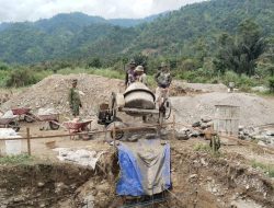 Kodim 0108/Agara dan Warga Gotong Royong Cor Pondasi Jembatan Gantung Aceh Tenggara di Lawe Sumur