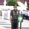 Pangdam IM Pimpin Ziarah Nasional HUT ke-81 TNI di Taman Makam Pahlawan Banda Aceh  Banda Aceh – Dalam rangka memperingati Hari Ulang Tahun (HUT) ke-81 Tentara Nasional Indonesia (TNI), Panglima Komando Daerah Militer Iskandar Muda (Pangdam IM) Mayor Jenderal TNI Joko Hadi Susilo, S.I.P., memimpin Ziarah Nasional di Taman Makam Pahlawan (TMP), Jalan Ateuk Pahlawan, Kecamatan Baiturrahman, Kota Banda Aceh, Senin (28/9/2026) pagi.  Ziarah Nasional tersebut merupakan bagian dari rangkaian peringatan HUT ke-81 TNI sekaligus sebagai bentuk penghormatan dan penghargaan kepada para pahlawan bangsa yang telah mengorbankan jiwa dan raganya dalam memperjuangkan kemerdekaan serta mempertahankan keutuhan Negara Kesatuan Republik Indonesia (NKRI).  Prosesi ziarah diawali dengan penghormatan kepada arwah para pahlawan, dilanjutkan dengan mengheningkan cipta untuk mengenang jasa dan pengorbanan mereka. Selanjutnya, Pangdam IM selaku pimpinan acara meletakkan karangan bunga di tugu pahlawan sebagai simbol penghormatan dan penghargaan atas dedikasi serta pengorbanan para pahlawan bagi bangsa dan negara.  Dalam kesempatan tersebut, Pangdam IM menegaskan bahwa mengenang jasa para pahlawan bukan sekadar bagian dari tradisi, tetapi juga menjadi momentum untuk meneladani semangat perjuangan dan pengabdian mereka.  «“Kegiatan ini merupakan wujud penghormatan kita terhadap jasa-jasa para pahlawan yang telah mengorbankan segalanya demi kemerdekaan Indonesia. Melalui momen ini, kita diingatkan kembali akan pengorbanan dan semangat juang mereka. Kita sebagai generasi penerus memiliki tanggung jawab untuk menjaga keutuhan dan kedaulatan NKRI,” ujar Pangdam IM.»  Ziarah Nasional dalam rangka HUT ke-81 TNI tersebut dilaksanakan secara serentak di seluruh Indonesia, dari Sabang hingga Merauke. Kegiatan ini menjadi bagian dari tradisi TNI dalam memberikan penghormatan kepada arwah para pahlawan sekaligus menanamkan nilai-nilai patriotisme, nasionalisme, dan semangat pengabdian kepada bangsa dan negara.  Rangkaian kegiatan dilanjutkan dengan prosesi tabur bunga yang dipimpin langsung oleh Pangdam IM di makam almarhum Mayjen TNI Nyak Adam Kamil, almarhum Mayjen TNI (Purn.) H. T. Djohan, serta sejumlah makam pahlawan lainnya yang berada di TMP Banda Aceh.  Seluruh rangkaian prosesi berlangsung dalam suasana khidmat dan penuh penghormatan. Para peserta mengikuti setiap tahapan kegiatan dengan tertib hingga acara diakhiri dengan sesi foto bersama.  Turut hadir dalam kegiatan tersebut Kasdam Iskandar Muda, Irdam Iskandar Muda, Kabinda Aceh, Kapoksahli Pangdam Iskandar Muda, para Pejabat Utama Kodam IM, Ketua Persit Kartika Chandra Kirana Daerah Iskandar Muda beserta pengurus, Komandan Lanud Sultan Iskandar Muda beserta istri, Komandan Lanal Sabang beserta istri, serta prajurit dan Pegawai Negeri Sipil (PNS) Kodam IM.  Melalui Ziarah Nasional ini, peringatan HUT ke-81 TNI menjadi momentum untuk kembali mengenang jasa dan pengorbanan para pahlawan sekaligus memperkuat tekad seluruh prajurit TNI untuk melanjutkan nilai-nilai perjuangan dalam melaksanakan tugas pengabdian serta menjaga keutuhan dan kedaulatan NKRI.