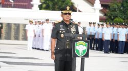 Pangdam IM Pimpin Ziarah Nasional HUT ke-81 TNI di Taman Makam Pahlawan Banda Aceh  Banda Aceh – Dalam rangka memperingati Hari Ulang Tahun (HUT) ke-81 Tentara Nasional Indonesia (TNI), Panglima Komando Daerah Militer Iskandar Muda (Pangdam IM) Mayor Jenderal TNI Joko Hadi Susilo, S.I.P., memimpin Ziarah Nasional di Taman Makam Pahlawan (TMP), Jalan Ateuk Pahlawan, Kecamatan Baiturrahman, Kota Banda Aceh, Senin (28/9/2026) pagi.  Ziarah Nasional tersebut merupakan bagian dari rangkaian peringatan HUT ke-81 TNI sekaligus sebagai bentuk penghormatan dan penghargaan kepada para pahlawan bangsa yang telah mengorbankan jiwa dan raganya dalam memperjuangkan kemerdekaan serta mempertahankan keutuhan Negara Kesatuan Republik Indonesia (NKRI).  Prosesi ziarah diawali dengan penghormatan kepada arwah para pahlawan, dilanjutkan dengan mengheningkan cipta untuk mengenang jasa dan pengorbanan mereka. Selanjutnya, Pangdam IM selaku pimpinan acara meletakkan karangan bunga di tugu pahlawan sebagai simbol penghormatan dan penghargaan atas dedikasi serta pengorbanan para pahlawan bagi bangsa dan negara.  Dalam kesempatan tersebut, Pangdam IM menegaskan bahwa mengenang jasa para pahlawan bukan sekadar bagian dari tradisi, tetapi juga menjadi momentum untuk meneladani semangat perjuangan dan pengabdian mereka.  «“Kegiatan ini merupakan wujud penghormatan kita terhadap jasa-jasa para pahlawan yang telah mengorbankan segalanya demi kemerdekaan Indonesia. Melalui momen ini, kita diingatkan kembali akan pengorbanan dan semangat juang mereka. Kita sebagai generasi penerus memiliki tanggung jawab untuk menjaga keutuhan dan kedaulatan NKRI,” ujar Pangdam IM.»  Ziarah Nasional dalam rangka HUT ke-81 TNI tersebut dilaksanakan secara serentak di seluruh Indonesia, dari Sabang hingga Merauke. Kegiatan ini menjadi bagian dari tradisi TNI dalam memberikan penghormatan kepada arwah para pahlawan sekaligus menanamkan nilai-nilai patriotisme, nasionalisme, dan semangat pengabdian kepada bangsa dan negara.  Rangkaian kegiatan dilanjutkan dengan prosesi tabur bunga yang dipimpin langsung oleh Pangdam IM di makam almarhum Mayjen TNI Nyak Adam Kamil, almarhum Mayjen TNI (Purn.) H. T. Djohan, serta sejumlah makam pahlawan lainnya yang berada di TMP Banda Aceh.  Seluruh rangkaian prosesi berlangsung dalam suasana khidmat dan penuh penghormatan. Para peserta mengikuti setiap tahapan kegiatan dengan tertib hingga acara diakhiri dengan sesi foto bersama.  Turut hadir dalam kegiatan tersebut Kasdam Iskandar Muda, Irdam Iskandar Muda, Kabinda Aceh, Kapoksahli Pangdam Iskandar Muda, para Pejabat Utama Kodam IM, Ketua Persit Kartika Chandra Kirana Daerah Iskandar Muda beserta pengurus, Komandan Lanud Sultan Iskandar Muda beserta istri, Komandan Lanal Sabang beserta istri, serta prajurit dan Pegawai Negeri Sipil (PNS) Kodam IM.  Melalui Ziarah Nasional ini, peringatan HUT ke-81 TNI menjadi momentum untuk kembali mengenang jasa dan pengorbanan para pahlawan sekaligus memperkuat tekad seluruh prajurit TNI untuk melanjutkan nilai-nilai perjuangan dalam melaksanakan tugas pengabdian serta menjaga keutuhan dan kedaulatan NKRI.