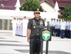 Pangdam IM Pimpin Ziarah Nasional HUT ke-81 TNI di Taman Makam Pahlawan Banda Aceh  Banda Aceh – Dalam rangka memperingati Hari Ulang Tahun (HUT) ke-81 Tentara Nasional Indonesia (TNI), Panglima Komando Daerah Militer Iskandar Muda (Pangdam IM) Mayor Jenderal TNI Joko Hadi Susilo, S.I.P., memimpin Ziarah Nasional di Taman Makam Pahlawan (TMP), Jalan Ateuk Pahlawan, Kecamatan Baiturrahman, Kota Banda Aceh, Senin (28/9/2026) pagi.  Ziarah Nasional tersebut merupakan bagian dari rangkaian peringatan HUT ke-81 TNI sekaligus sebagai bentuk penghormatan dan penghargaan kepada para pahlawan bangsa yang telah mengorbankan jiwa dan raganya dalam memperjuangkan kemerdekaan serta mempertahankan keutuhan Negara Kesatuan Republik Indonesia (NKRI).  Prosesi ziarah diawali dengan penghormatan kepada arwah para pahlawan, dilanjutkan dengan mengheningkan cipta untuk mengenang jasa dan pengorbanan mereka. Selanjutnya, Pangdam IM selaku pimpinan acara meletakkan karangan bunga di tugu pahlawan sebagai simbol penghormatan dan penghargaan atas dedikasi serta pengorbanan para pahlawan bagi bangsa dan negara.  Dalam kesempatan tersebut, Pangdam IM menegaskan bahwa mengenang jasa para pahlawan bukan sekadar bagian dari tradisi, tetapi juga menjadi momentum untuk meneladani semangat perjuangan dan pengabdian mereka.  «“Kegiatan ini merupakan wujud penghormatan kita terhadap jasa-jasa para pahlawan yang telah mengorbankan segalanya demi kemerdekaan Indonesia. Melalui momen ini, kita diingatkan kembali akan pengorbanan dan semangat juang mereka. Kita sebagai generasi penerus memiliki tanggung jawab untuk menjaga keutuhan dan kedaulatan NKRI,” ujar Pangdam IM.»  Ziarah Nasional dalam rangka HUT ke-81 TNI tersebut dilaksanakan secara serentak di seluruh Indonesia, dari Sabang hingga Merauke. Kegiatan ini menjadi bagian dari tradisi TNI dalam memberikan penghormatan kepada arwah para pahlawan sekaligus menanamkan nilai-nilai patriotisme, nasionalisme, dan semangat pengabdian kepada bangsa dan negara.  Rangkaian kegiatan dilanjutkan dengan prosesi tabur bunga yang dipimpin langsung oleh Pangdam IM di makam almarhum Mayjen TNI Nyak Adam Kamil, almarhum Mayjen TNI (Purn.) H. T. Djohan, serta sejumlah makam pahlawan lainnya yang berada di TMP Banda Aceh.  Seluruh rangkaian prosesi berlangsung dalam suasana khidmat dan penuh penghormatan. Para peserta mengikuti setiap tahapan kegiatan dengan tertib hingga acara diakhiri dengan sesi foto bersama.  Turut hadir dalam kegiatan tersebut Kasdam Iskandar Muda, Irdam Iskandar Muda, Kabinda Aceh, Kapoksahli Pangdam Iskandar Muda, para Pejabat Utama Kodam IM, Ketua Persit Kartika Chandra Kirana Daerah Iskandar Muda beserta pengurus, Komandan Lanud Sultan Iskandar Muda beserta istri, Komandan Lanal Sabang beserta istri, serta prajurit dan Pegawai Negeri Sipil (PNS) Kodam IM.  Melalui Ziarah Nasional ini, peringatan HUT ke-81 TNI menjadi momentum untuk kembali mengenang jasa dan pengorbanan para pahlawan sekaligus memperkuat tekad seluruh prajurit TNI untuk melanjutkan nilai-nilai perjuangan dalam melaksanakan tugas pengabdian serta menjaga keutuhan dan kedaulatan NKRI.