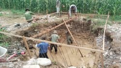 Kodim 0108/Agara dan Warga Gotong Royong Bersihkan Lumpur Pondasi Jembatan Gantung di Desa Buah Pala, Aceh Tenggara