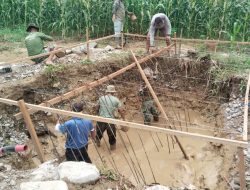 Kodim 0108/Agara dan Warga Gotong Royong Bersihkan Lumpur Pondasi Jembatan Gantung di Desa Buah Pala, Aceh Tenggara